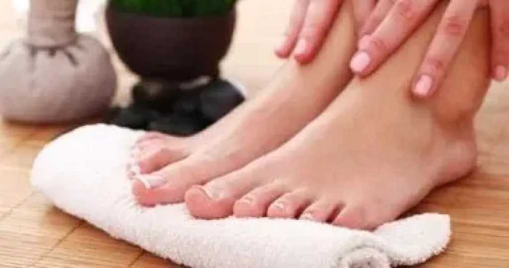 طرق طبيعية لاستعادة نعومة القدمين والتخلص من الجلد الميت