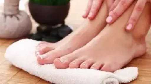 طرق طبيعية لاستعادة نعومة القدمين والتخلص من الجلد الميت