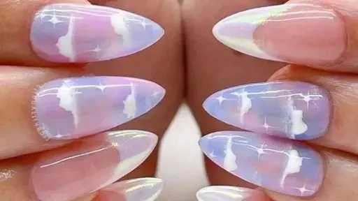 تصميمات الأظافر بين أجواء الشتاء وألوان الربيع.. موضة 2026 تفرض نفسها