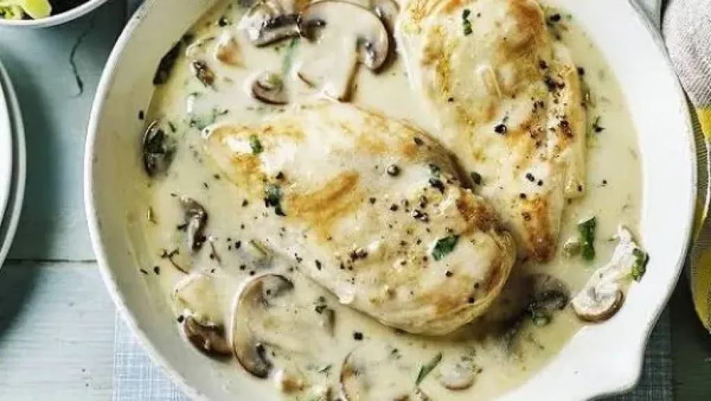 الدجاج بالبصل المكرمل والكريمة