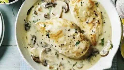 وصفة شهية.. طريقة تحضير الدجاج بالبصل المكرمل والكريمة