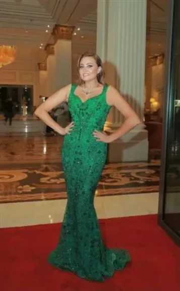 بشرى تتألق بفستان أخضر لامع: تفاصيل إطلالتها الجديدة