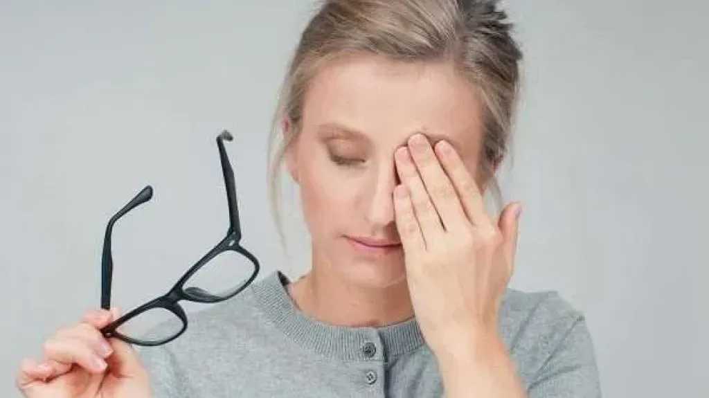 علامات لإجهاد العين الناتج عن الإفراط في استخدام الشاشات وكيفية الوقاية