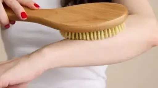 التدليك الجاف... حلقة العناية بالبشرة المفقودة للحصول على إشراقة طبيعية وصحة متكاملة