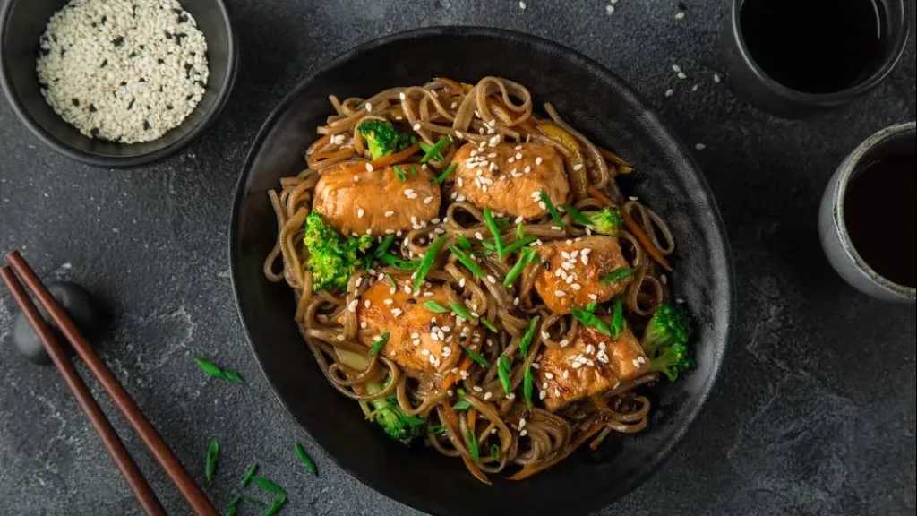 وصفة المكرونة بالدجاج.. وجبة سريعة ومغذية بخطوات سهلة