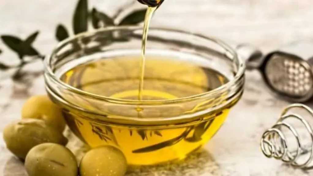 أفضل الزيوت الطبيعية لتعزيز نمو الشعر وصحة فروة الرأس