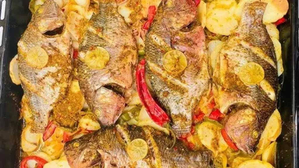 صينية السمك.. وجبة مثالية بعد رمضان بمذاق شهي وفوائد غذائية