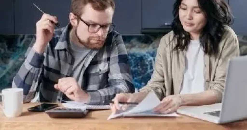 إغلاق المحال مبكرًا يعيد تشكيل الحياة الأسرية ويكشف تحديات جديدة