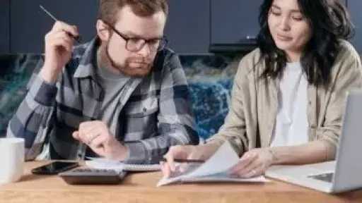 إغلاق المحال مبكرًا يعيد تشكيل الحياة الأسرية ويكشف تحديات جديدة