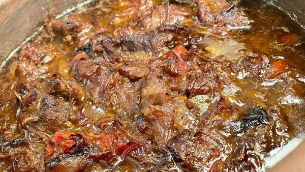 اللحمة بالبصل