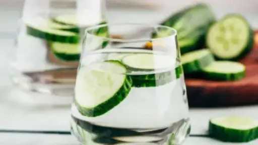 شرب ماء الخيار.. سر صحة المرأة وجمالها شرب ماء الخيار.. سر صحة المرأة وجمالها