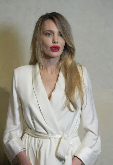 النجمة العالمية أنجلينا جولي