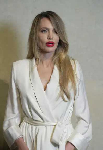 أنجلينا جولي تُشعل مواقع التواصل بعد ظهور مثير للجدل في شنجهاي