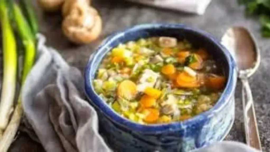 شوربة الدجاج أم شوربة اللحم.. أيهما الأنسب لصحتك؟