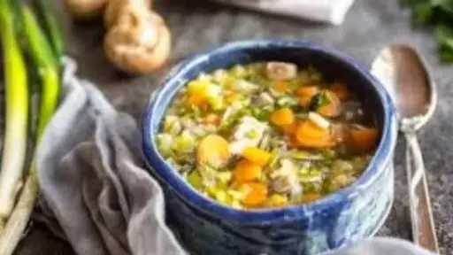 شوربة الدجاج أم شوربة اللحم.. أيهما الأنسب لصحتك؟