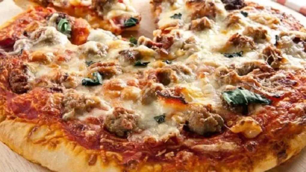 بيتزا تشيكن رانش بالطعم الأصلي من مطبخك.. طريقة التحضير خطوة بخطوة