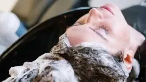 عدد مرات غسل الشعر.. هل هناك قاعدة ثابتة؟