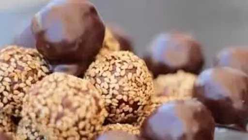 كرات البسكويت بالشوكولاتة.. حلوى سهلة ومتعددة الاستخدامات للأطفال