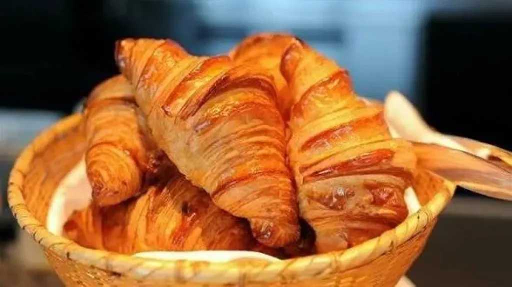 كرواسون فرنسي بـ”وصفة منزلية”.. خطوات سهلة ومكونات بسيطة
