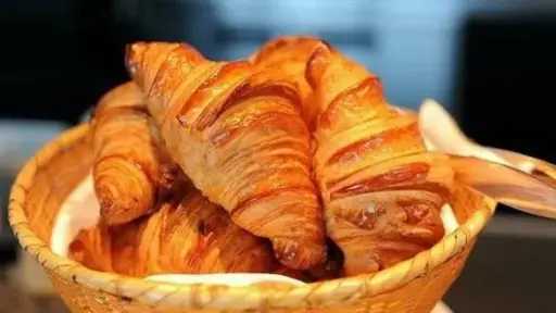 كرواسون فرنسي بـ”وصفة منزلية”.. خطوات سهلة ومكونات بسيطة