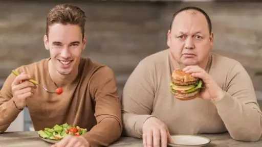 الإفراط في تناول الوجبات السريعة يهدد خصوبة الرجال