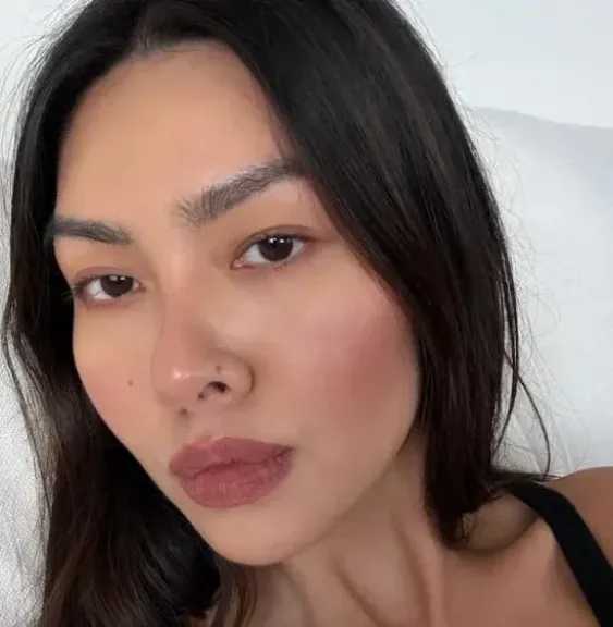 صيحات مكياج صيف 2026.. إطلالة طبيعية ولمسات ناعمة تتصدر المشهد