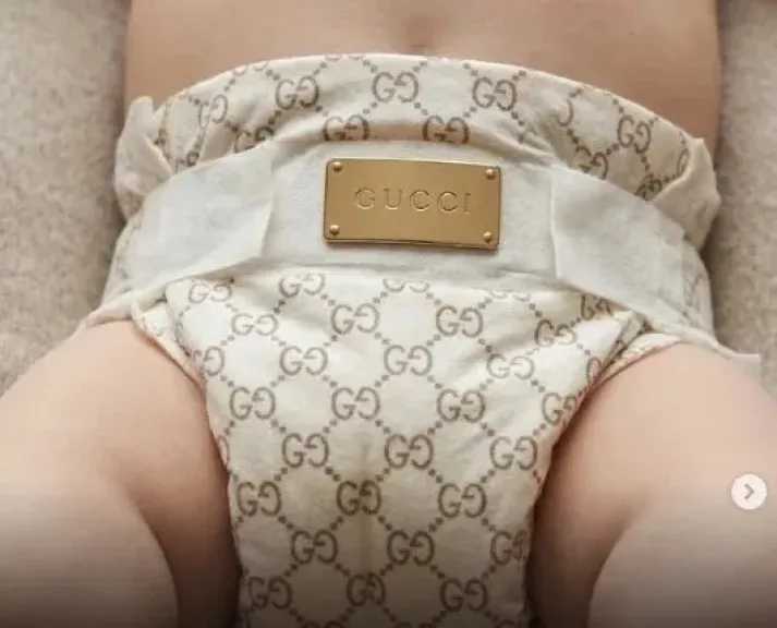 حقيقة الصور المتداولة لحفاضات أطفال من ”جوتشي”