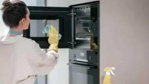 تنظيف الميكروويف بخطوات بسيطة للحفاظ على كفاءته ونظافته