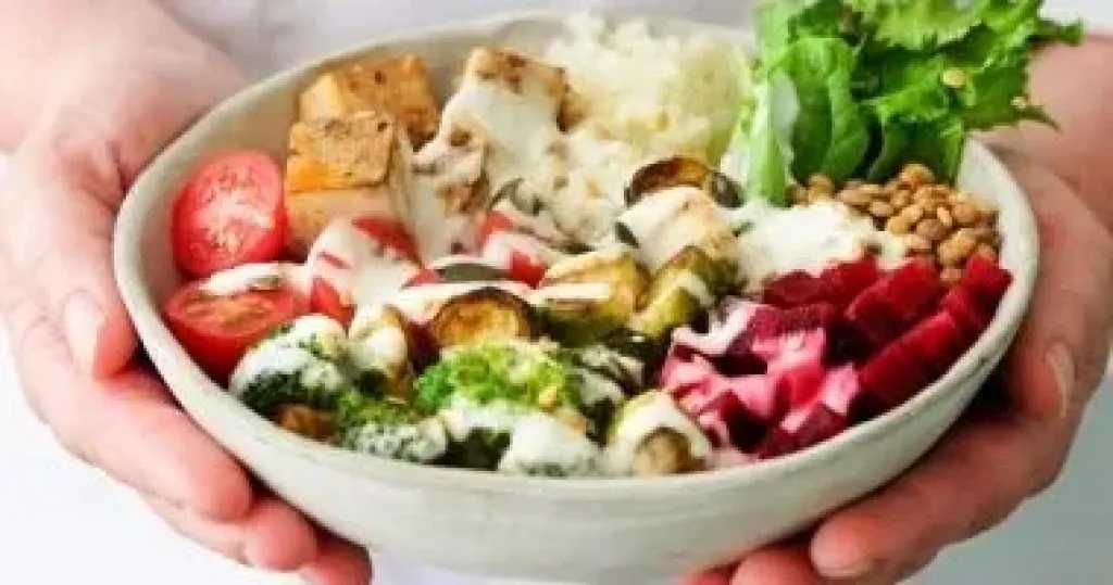 تحذيرات صحية تدفع للابتعاد عن الوجبات السريعة وتعزيز البدائل المنزلية