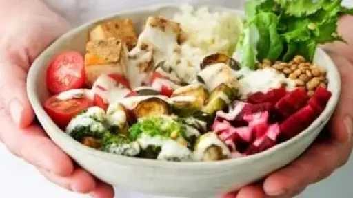 تحذيرات صحية تدفع للابتعاد عن الوجبات السريعة وتعزيز البدائل المنزلية