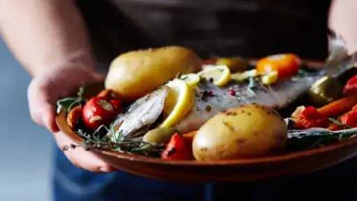 طاجن السمك بالبطاطس.. مزيج من النكهات البحرية والقيمة الغذائية على الموائد اليومية