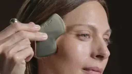 الجواشا.. تقنية صينية تُعيد الشباب والنضارة إلى البشرة طبيعياً