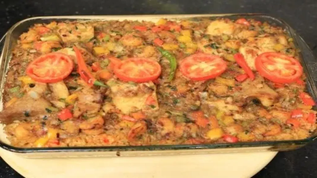 طاجن السمك بالصلصة