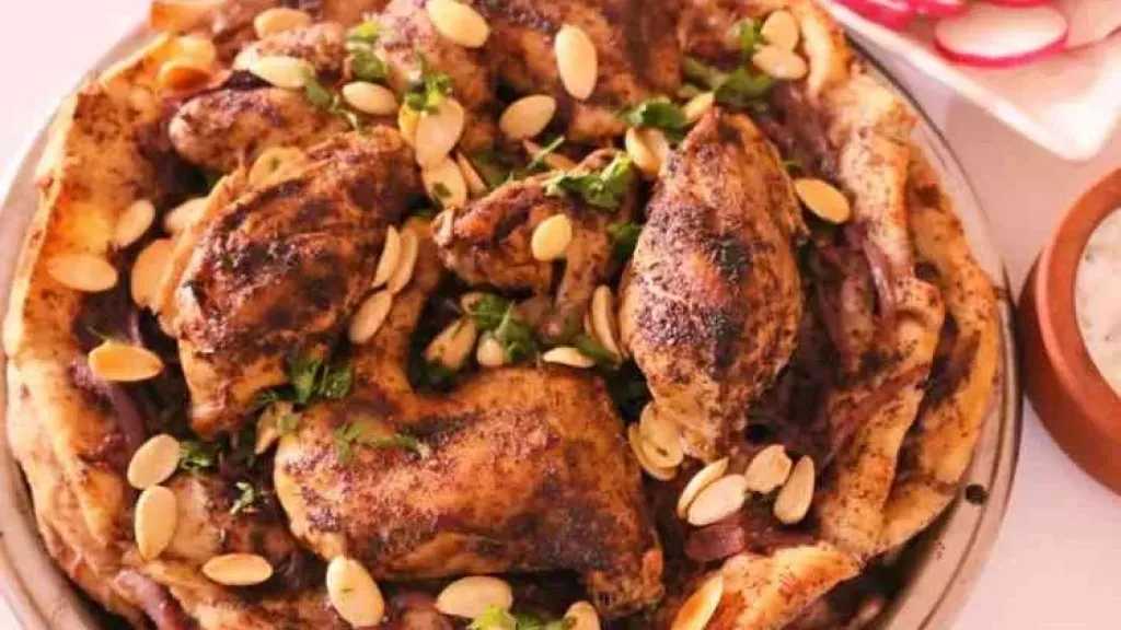 فتة مسخن الدجاج.. وصفة شهية تجمع النكهات الغنية على المائدة