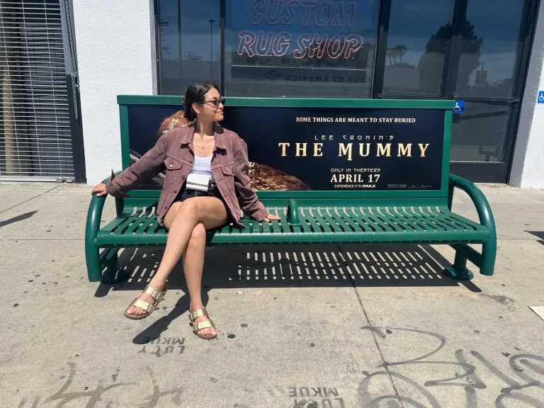 مي الغيطي أمام اعلان فيلم The Mummy في شوارع أمريكا