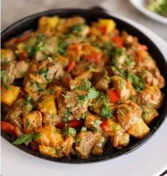 طاجن اللحمة بالبصل والطماطم.. وصفة مثالية للمائدة العائلية