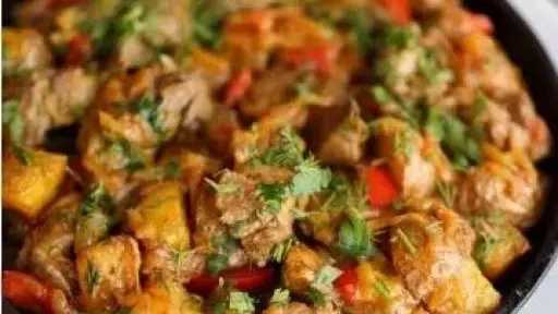 طاجن اللحمة بالبصل والطماطم.. وصفة مثالية للمائدة العائلية طاجن اللحمة بالبصل والطماطم.. وصفة مثالية للمائدة العائلية