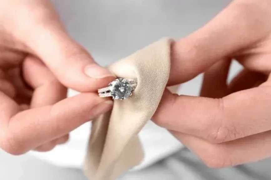 كيف تحافظ على بريق وأناقة مجوهراتك لفترات طويلة؟