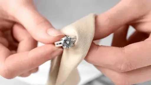 كيف تحافظ على بريق وأناقة مجوهراتك لفترات طويلة؟