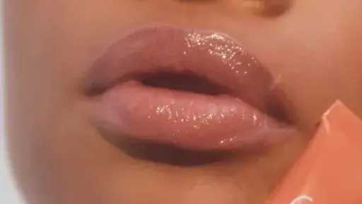 4 ألوان تزين موضة أحمر الشفاه لصيف 2026.. إطلالات جريئة من الغروب للتوت