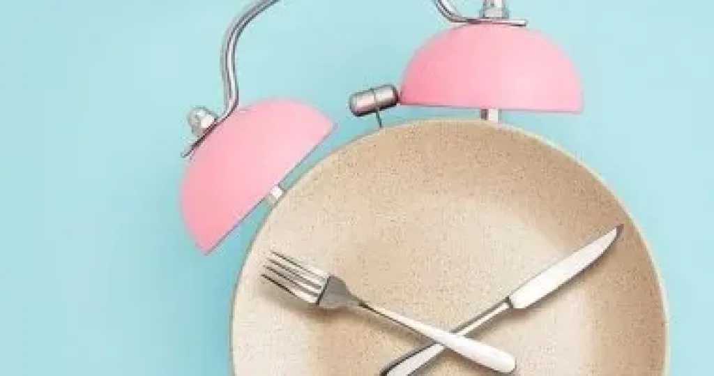 الصيام المتقطع يساهم في تحسين الهرمونات الأنثوية لدى المصابات بتكيس المبايض