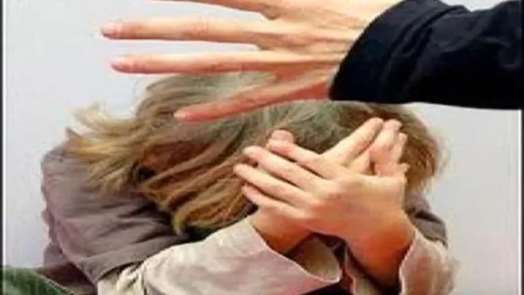 التعدي على والدته