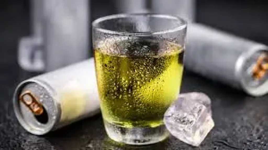 تحذيرات طبية من مخاطر الإفراط في مشروبات الطاقة على الفتيات والمراهقين