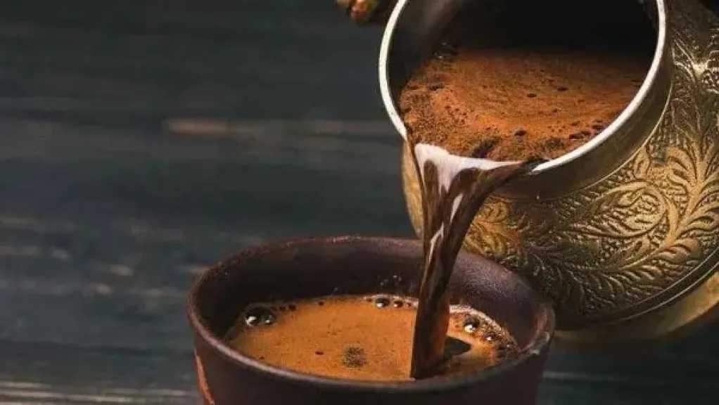 تريند القهوة بالليمون.. جدل واسع بين مؤيدين ومحذرين