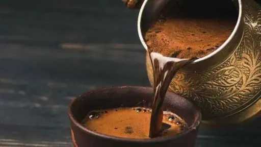 تريند القهوة بالليمون.. جدل واسع بين مؤيدين ومحذرين