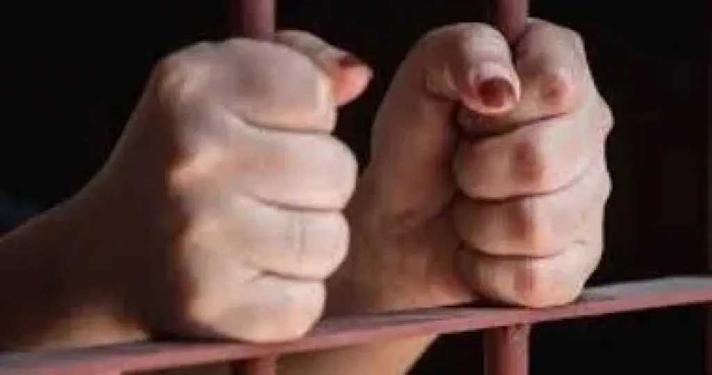 إحالة أب وزوجته إلى الجنايات بتهمة تعذيب وقتل ابنته بالمرج