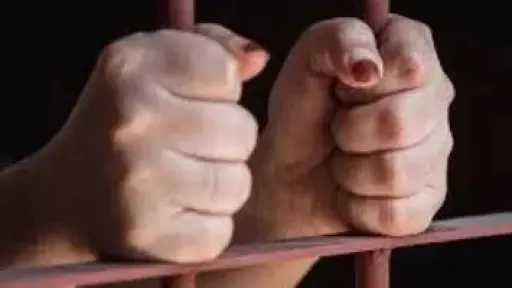 إحالة أب وزوجته إلى الجنايات بتهمة تعذيب وقتل ابنته بالمرج