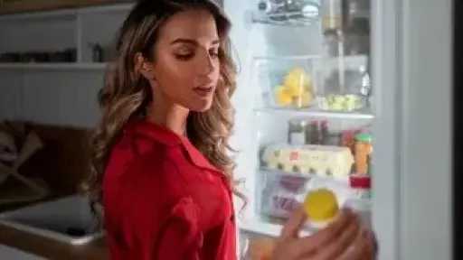 باب الثلاجة.. مساحة مُهملة تستحق الاهتمام لتنظيم مثالي ومحافظ على الأطعمة