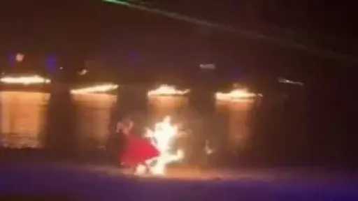 اشتعال النيران براقصة صينية أثناء عرض فني مثير باستخدام النار