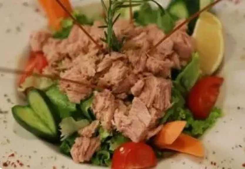 سلطة التونة بالزبادي والثوم: وجبة خفيفة تجمع بين التغذية والطعم المنعش